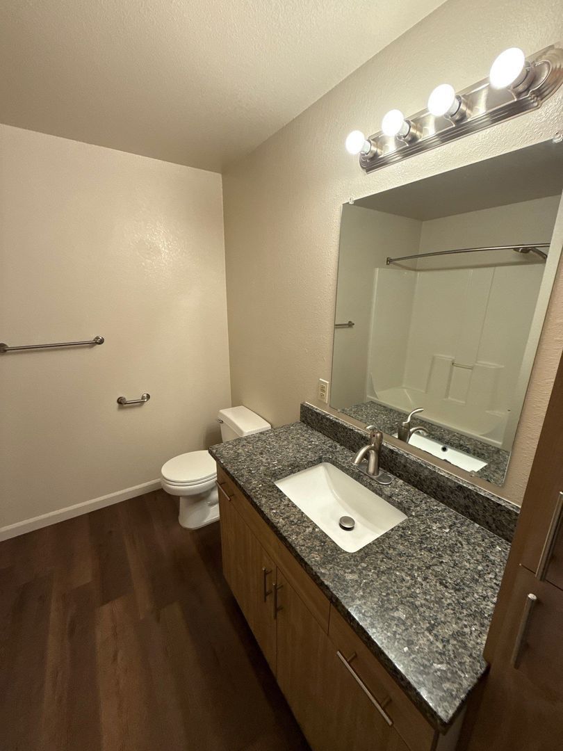 $1,395 First 3 Months, NE Silverton 2 Bed 1 Bath 2nd Floor Apartment, Washer & Dryer Hookups, W/S/G Paid, AVAILABLE NOW! property image
