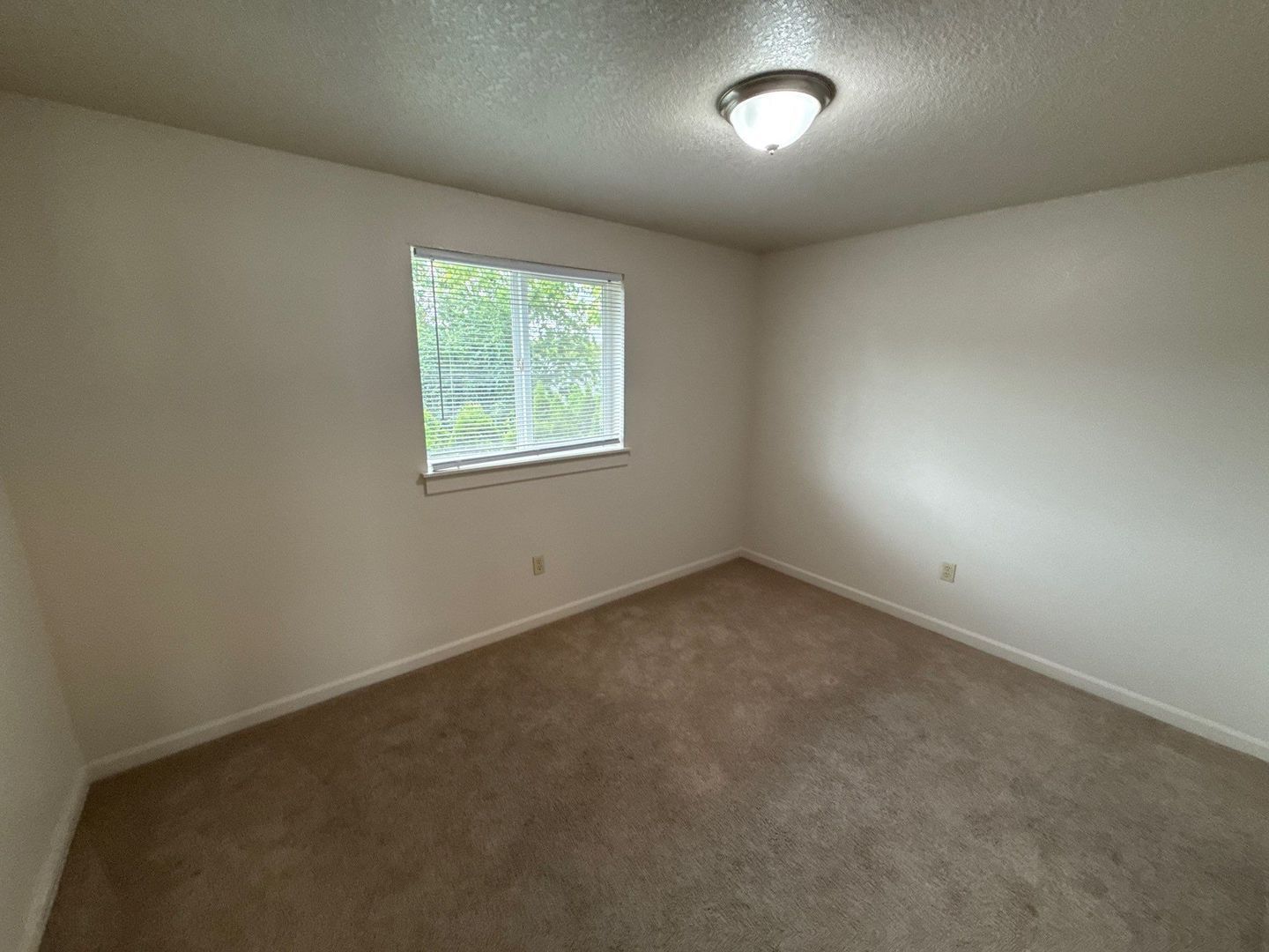 $1,395 First 3 Months, NE Silverton 2 Bed 1 Bath 2nd Floor Apartment, Washer & Dryer Hookups, W/S/G Paid, AVAILABLE NOW! property image