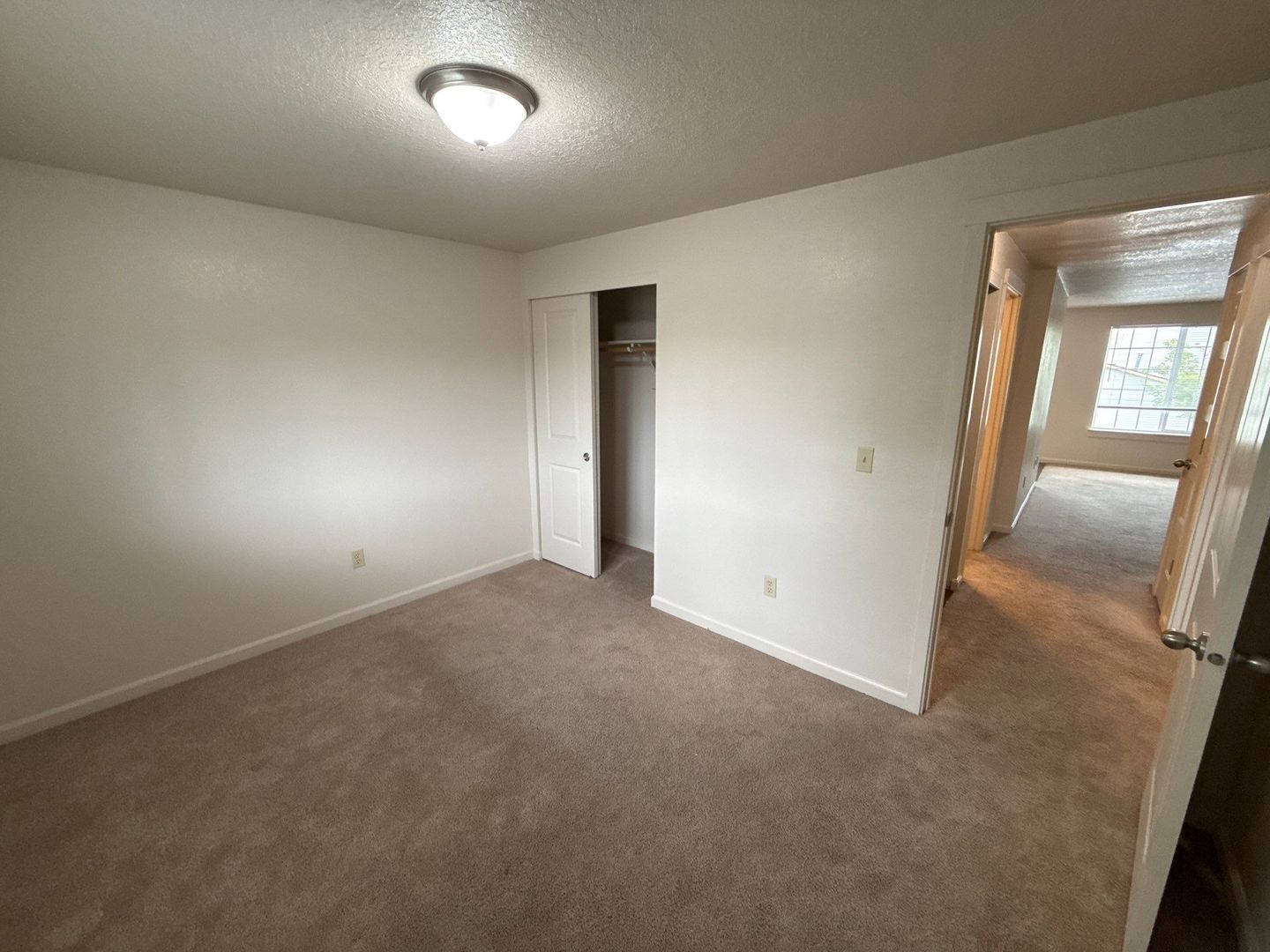 $1,395 First 3 Months, NE Silverton 2 Bed 1 Bath 2nd Floor Apartment, Washer & Dryer Hookups, W/S/G Paid, AVAILABLE NOW! property image