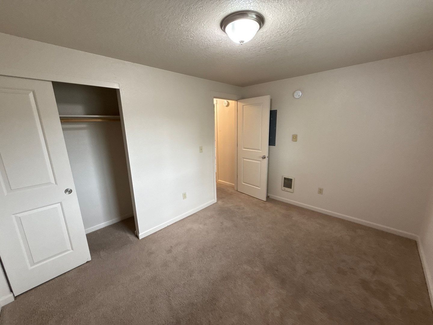 $1,395 First 3 Months, NE Silverton 2 Bed 1 Bath 2nd Floor Apartment, Washer & Dryer Hookups, W/S/G Paid, AVAILABLE NOW! property image