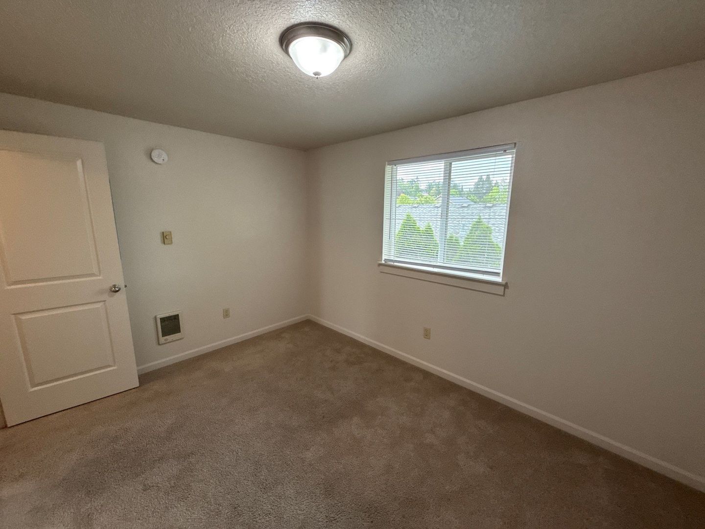 $1,395 First 3 Months, NE Silverton 2 Bed 1 Bath 2nd Floor Apartment, Washer & Dryer Hookups, W/S/G Paid, AVAILABLE NOW! property image