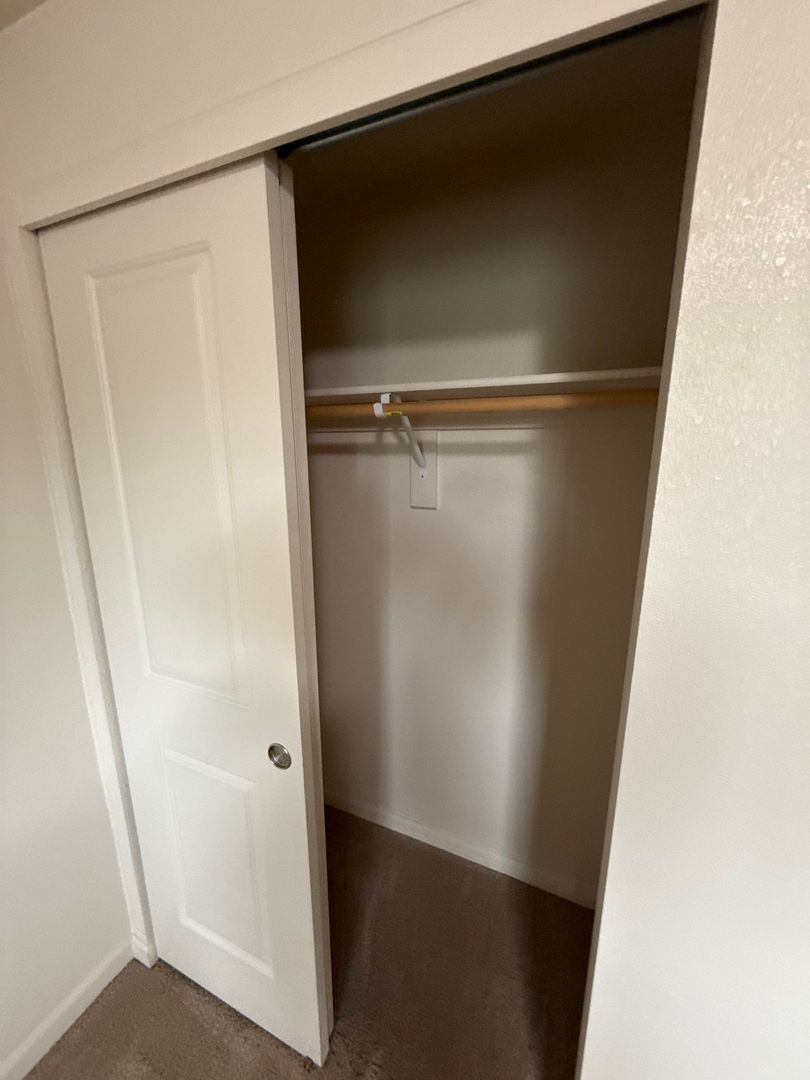$1,395 First 3 Months, NE Silverton 2 Bed 1 Bath 2nd Floor Apartment, Washer & Dryer Hookups, W/S/G Paid, AVAILABLE NOW! property image