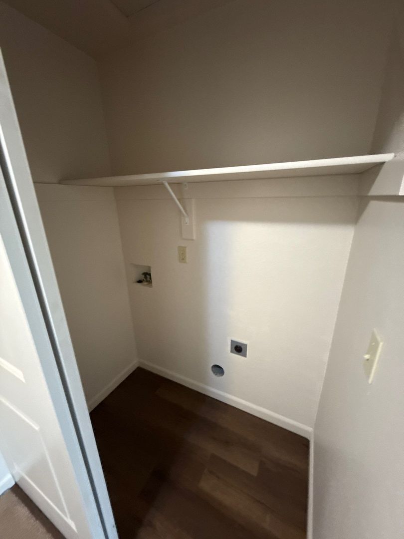 $1,395 First 3 Months, NE Silverton 2 Bed 1 Bath 2nd Floor Apartment, Washer & Dryer Hookups, W/S/G Paid, AVAILABLE NOW! property image