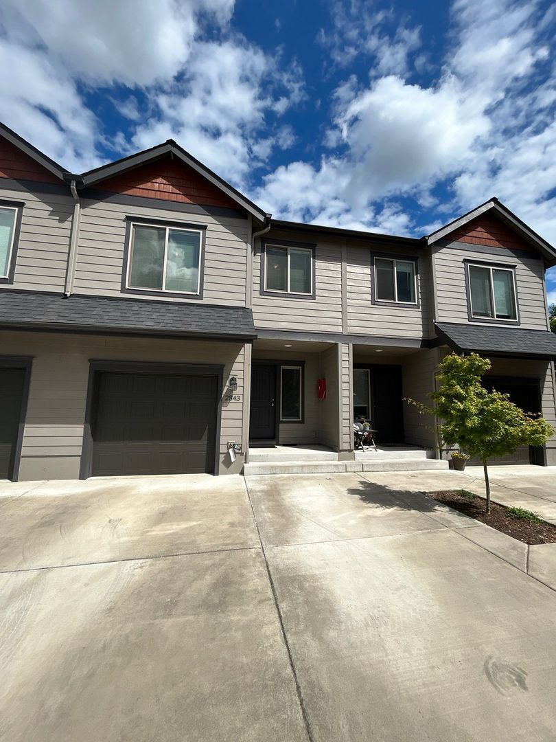 SE Albany, 4 Beds, 2.5 Baths, 2 Story Triplex/TownHouse, AVAILABLE NOW! property image