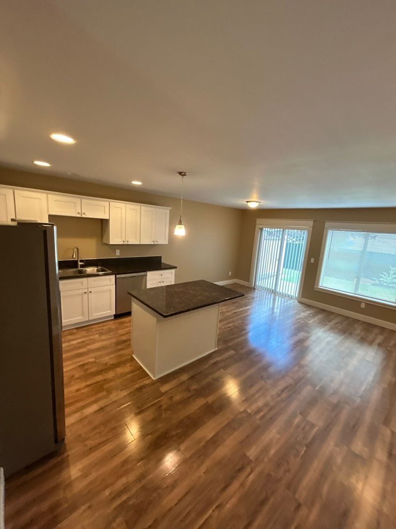 SE Albany, 4 Beds, 2.5 Baths, 2 Story Triplex/TownHouse, AVAILABLE NOW! property image