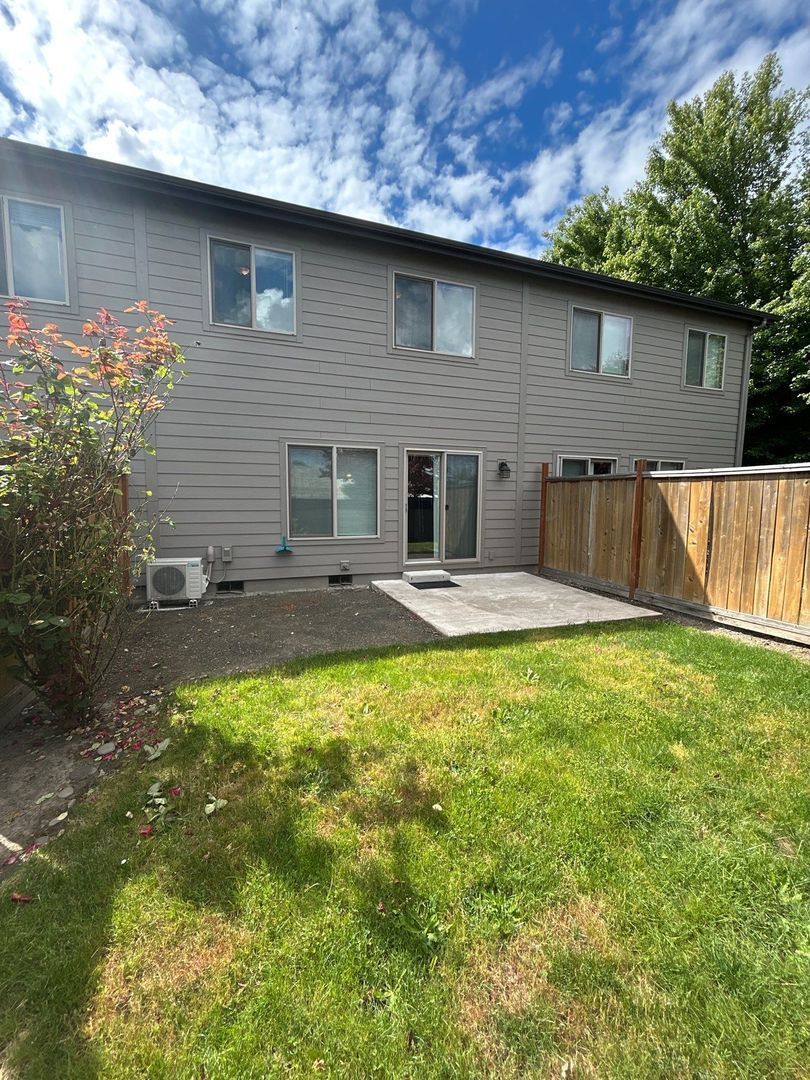 SE Albany, 4 Beds, 2.5 Baths, 2 Story Triplex/TownHouse, AVAILABLE NOW! property image