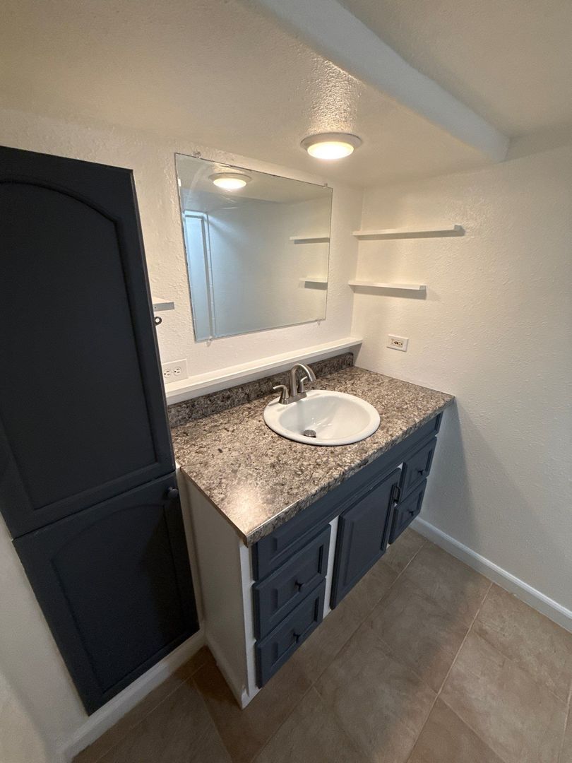 NE Salem Duplex 1 Bed W/Bonus Room 1 Bath, ALL BILLS PAID, W/D In Unit, AVAILABLE NOW! property image
