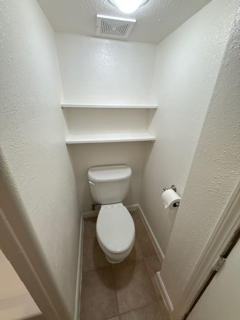 NE Salem Duplex 1 Bed W/Bonus Room 1 Bath, ALL BILLS PAID, W/D In Unit, AVAILABLE NOW! property image