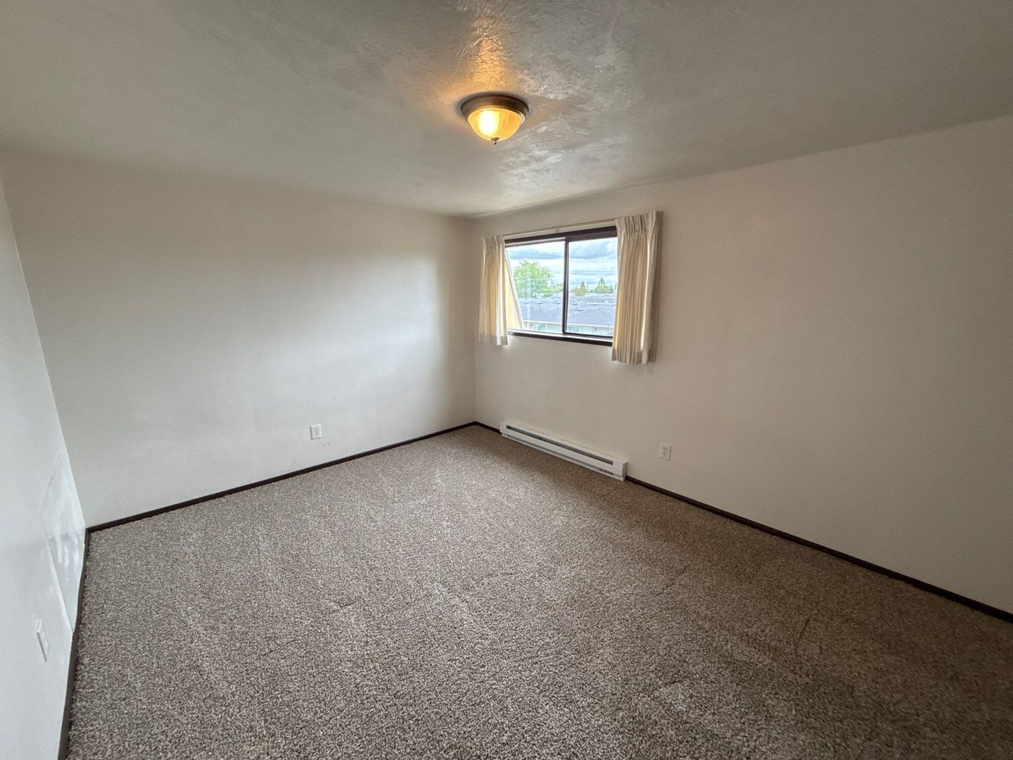 SE Albany 2 Bed 1.5 Bath Apartment, Washer & Dryer Hookups, AVAILABLE NOW! property image