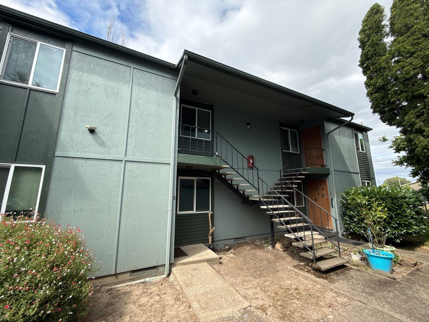 $1095 First 3 Months, SE Salem 2 Bed 1 Bath, 2nd Floor Apartment, Pet's are Welcome | AVAILABLE NOW! property image