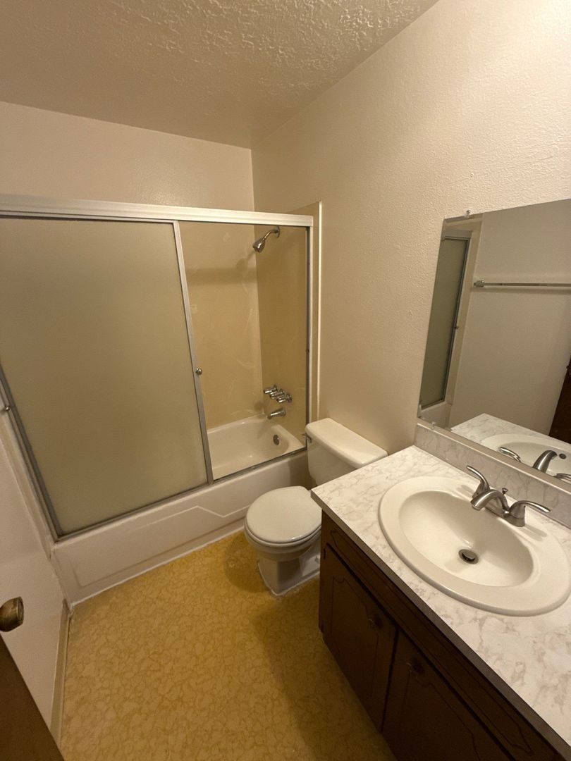 $1095 First 3 Months, SE Salem 2 Bed 1 Bath, 2nd Floor Apartment, Pet's are Welcome | AVAILABLE NOW! property image