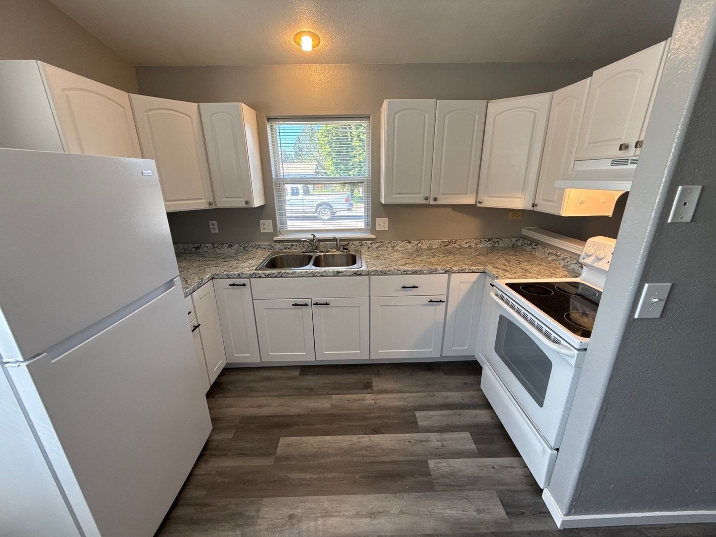 Sweet Home 2 Bed 1 Bath Duplex, Fully Fenced Back Yard, AVAILABLE NOW! property image