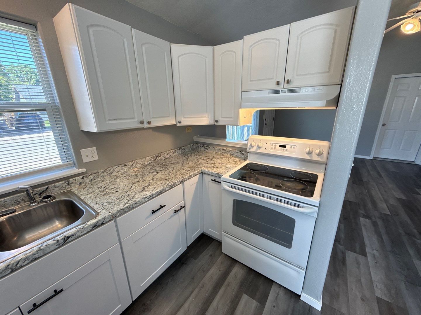 Sweet Home 2 Bed 1 Bath Duplex, Fully Fenced Back Yard, AVAILABLE NOW! property image