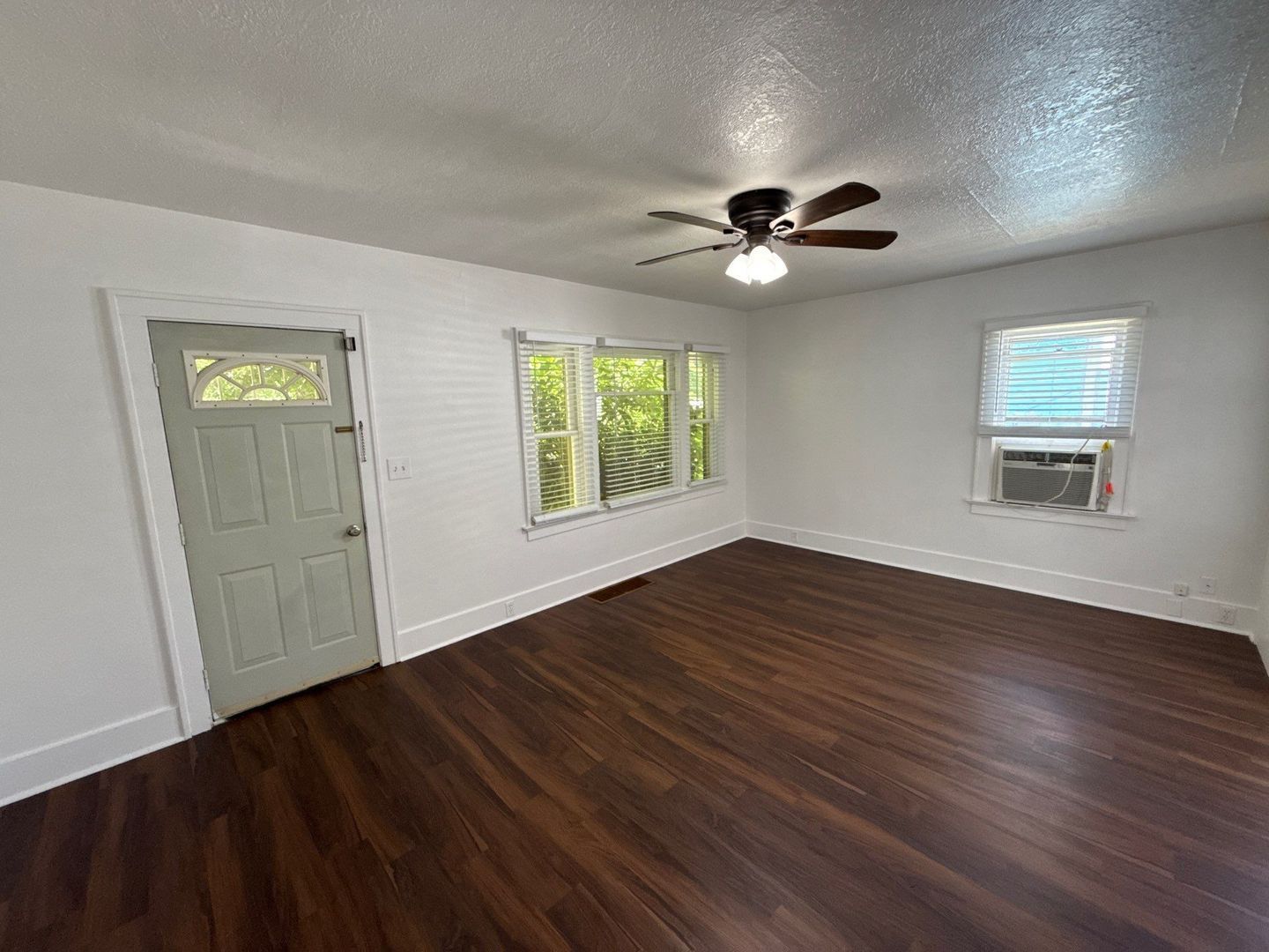 SE Salem Spacious 2 Bed, 1 Bath, Single Family Home, AVAILABLE NOW! property image