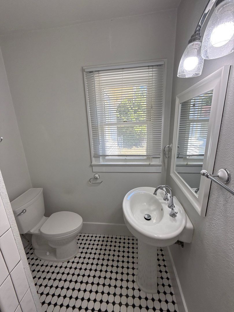 SE Salem Spacious 2 Bed, 1 Bath, Single Family Home, AVAILABLE NOW! property image