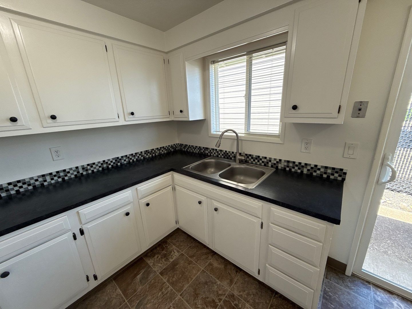 SE Dallas 2 Bed, 1 Bath, Apartment, Water/Sewer/Garbage Paid, AVAILABLE NOW! property image