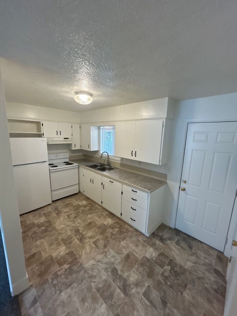 $945 First 3 Months, SPACIOUS SE Salem 1 Bed, 1 Bath, Apartment | AVAILABLE NOW! property image