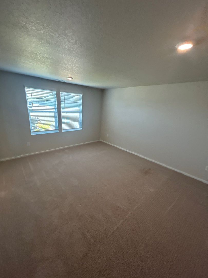 NE. Salem 4 Bed + Bonus Room, 2.5 Bath Single Family Home, AVAILABLE NOW! property image