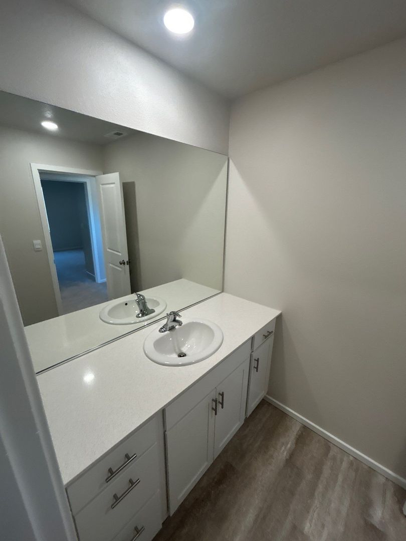 NE. Salem 4 Bed + Bonus Room, 2.5 Bath Single Family Home, AVAILABLE NOW! property image