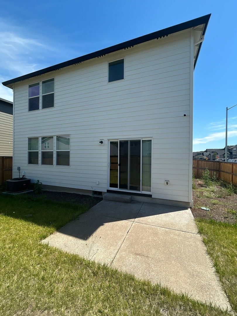 NE. Salem 4 Bed + Bonus Room, 2.5 Bath Single Family Home, AVAILABLE NOW! property image