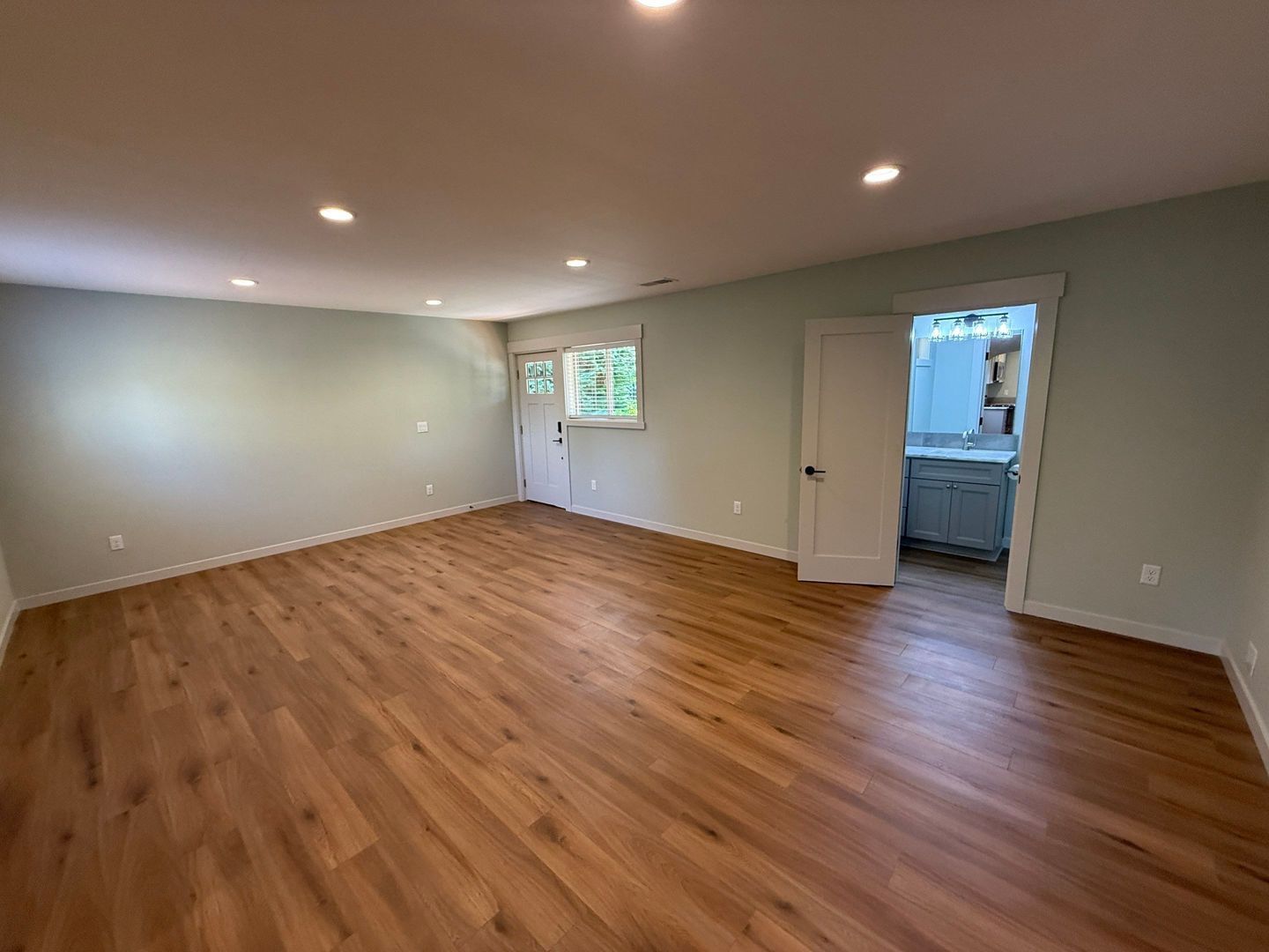 Fully Remodeled 3 bed, 1.5 bath w/Washer & Dryer. AVAILABLE NOW! property image