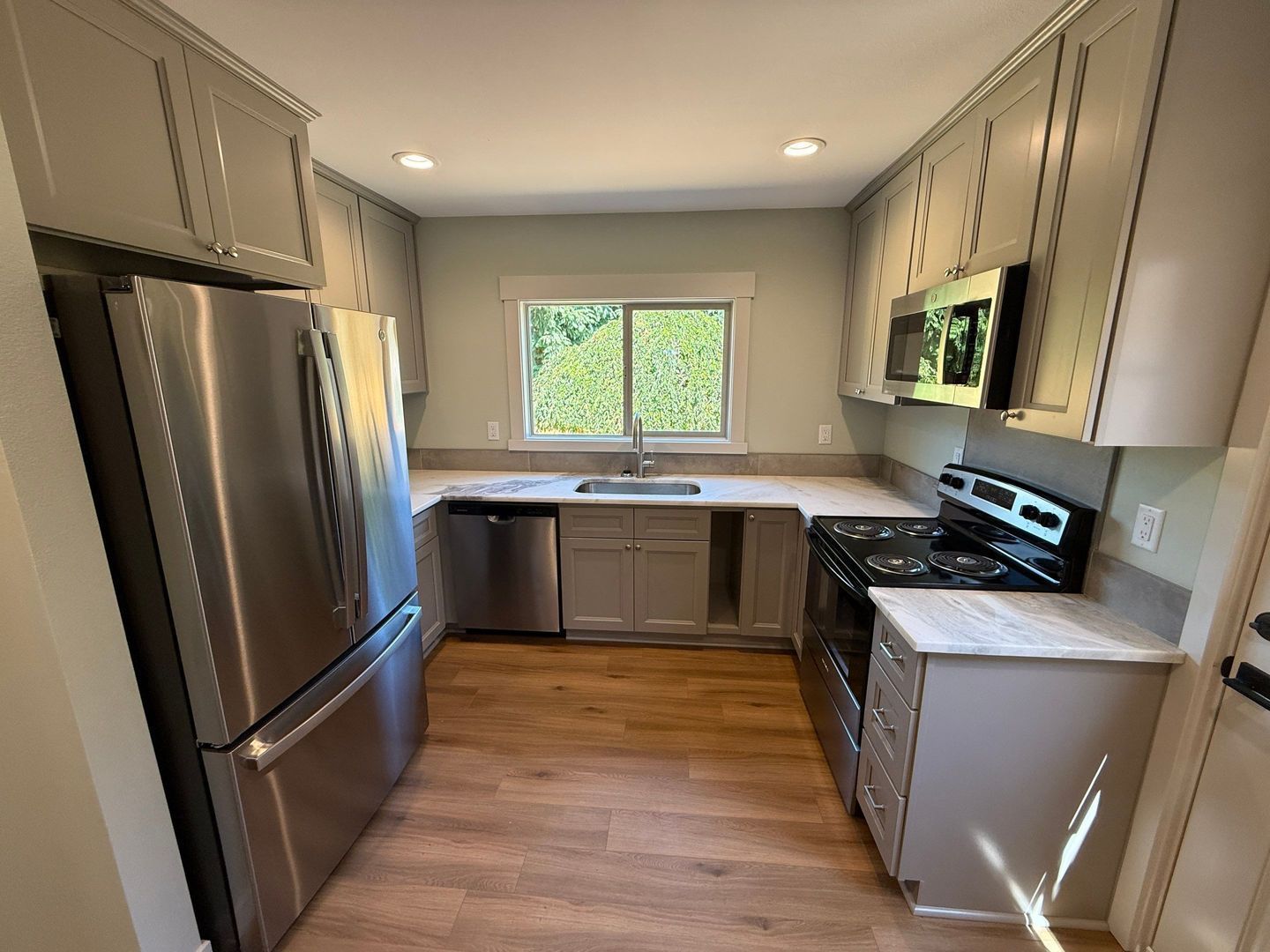 Fully Remodeled 3 bed, 1.5 bath w/Washer & Dryer. AVAILABLE NOW! property image