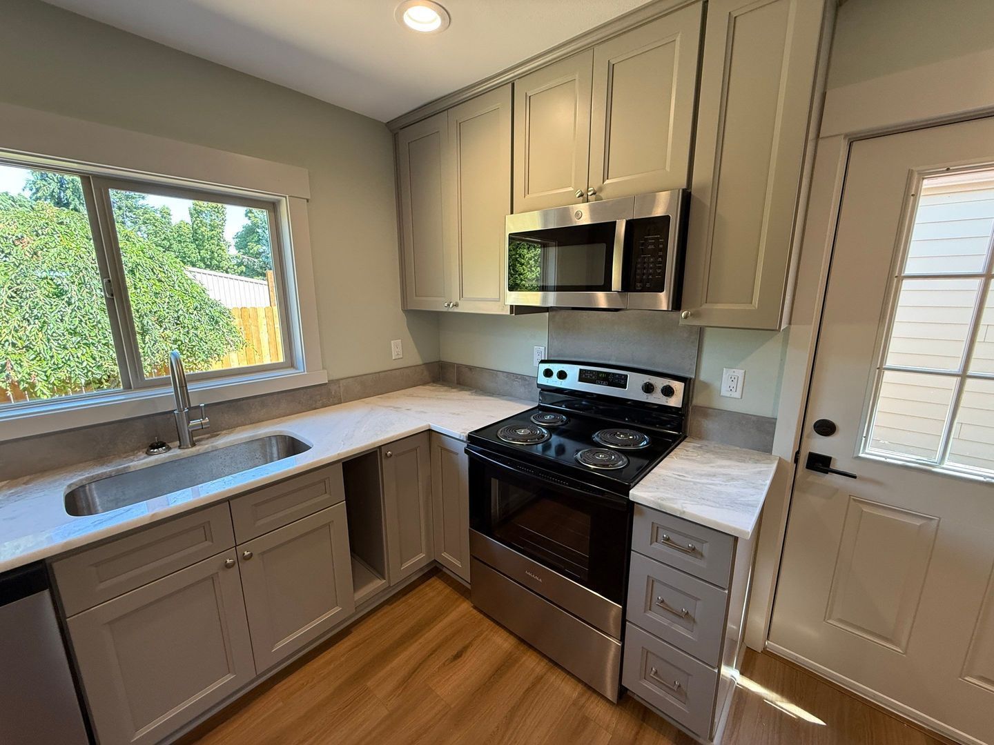 Fully Remodeled 3 bed, 1.5 bath w/Washer & Dryer. AVAILABLE NOW! property image
