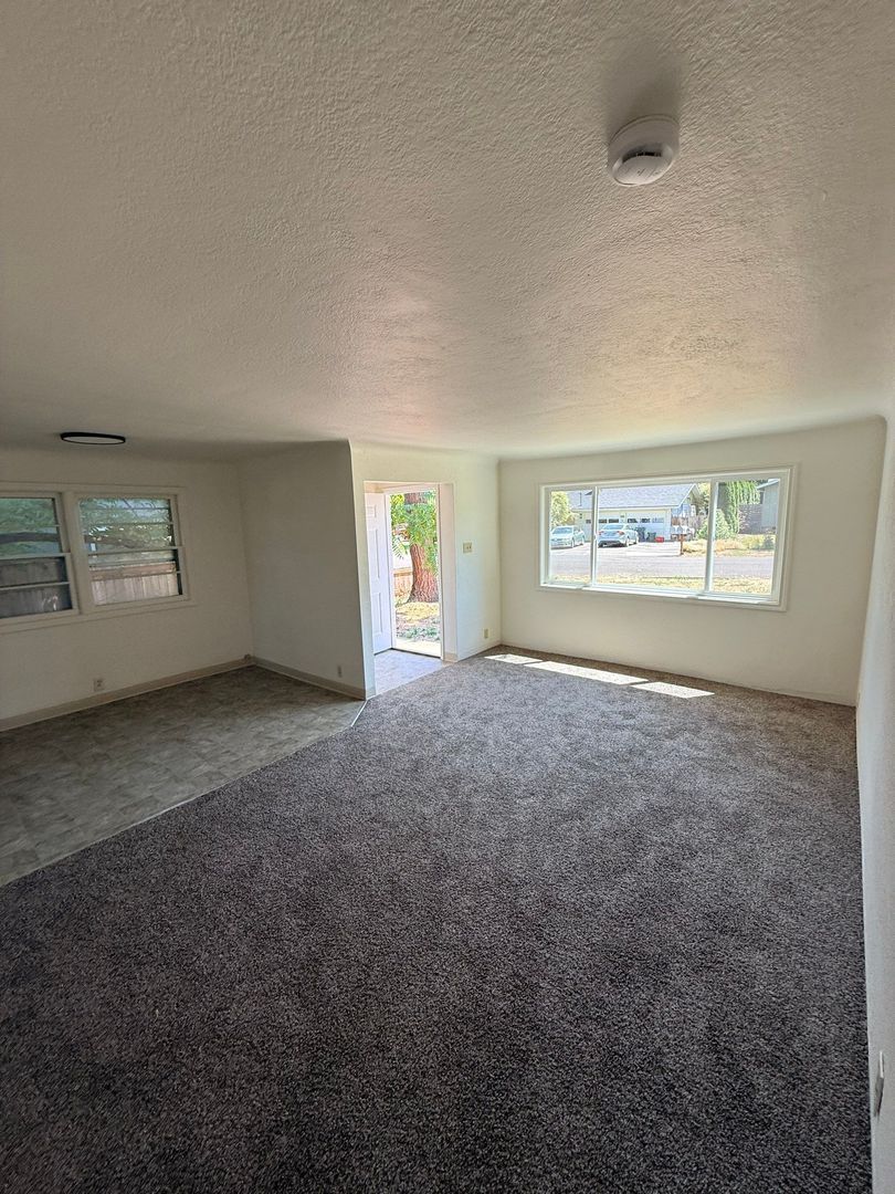 Eugene 2 Bed 1 Bath Single Family Home w/detached Garage, AVAILABLE NOW! property image