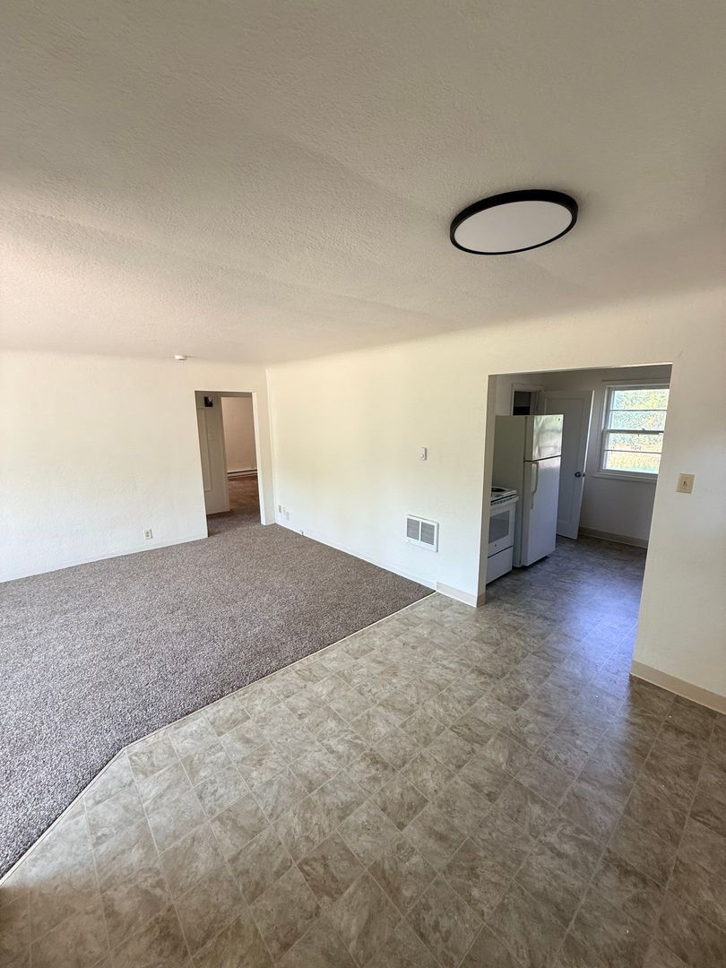Eugene 2 Bed 1 Bath Single Family Home w/detached Garage, AVAILABLE NOW! property image