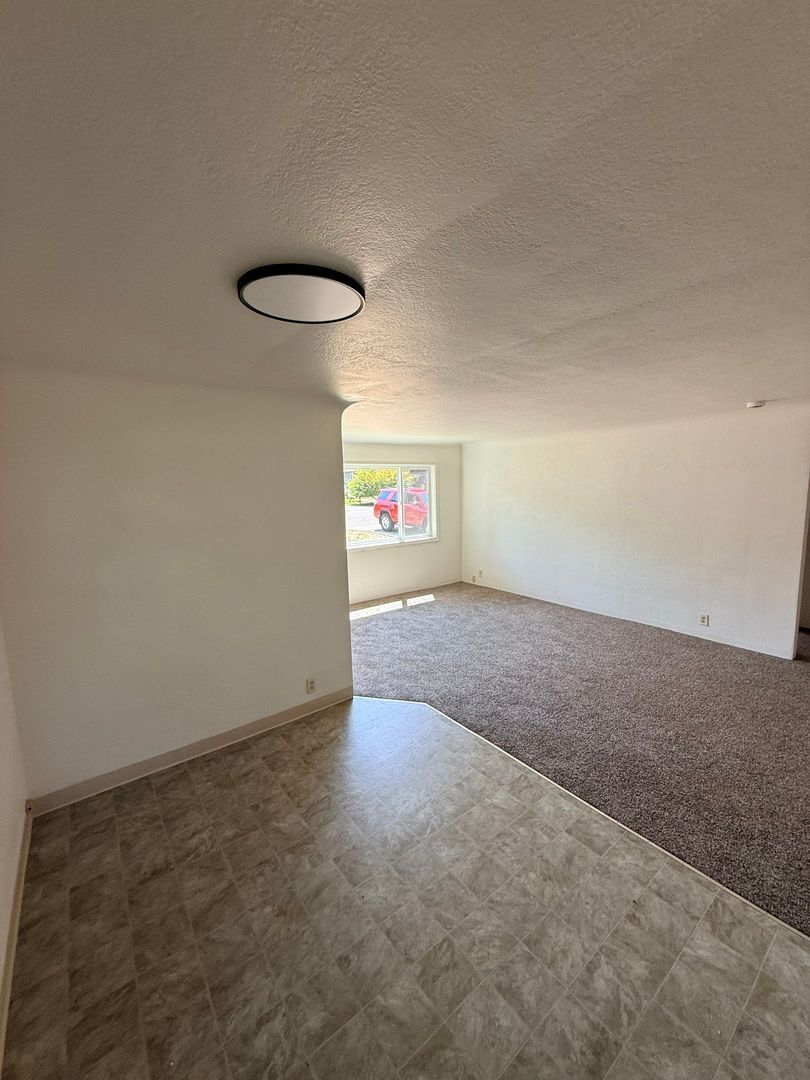 Eugene 2 Bed 1 Bath Single Family Home w/detached Garage, AVAILABLE NOW! property image