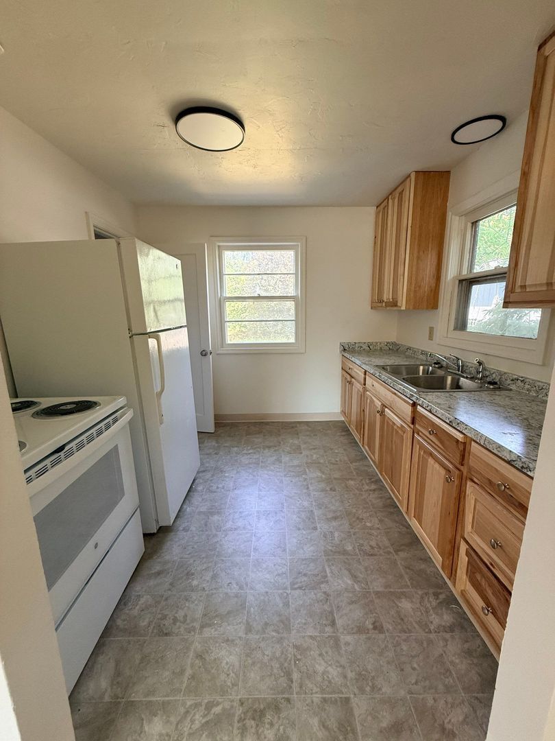 Eugene 2 Bed 1 Bath Single Family Home w/detached Garage, AVAILABLE NOW! property image