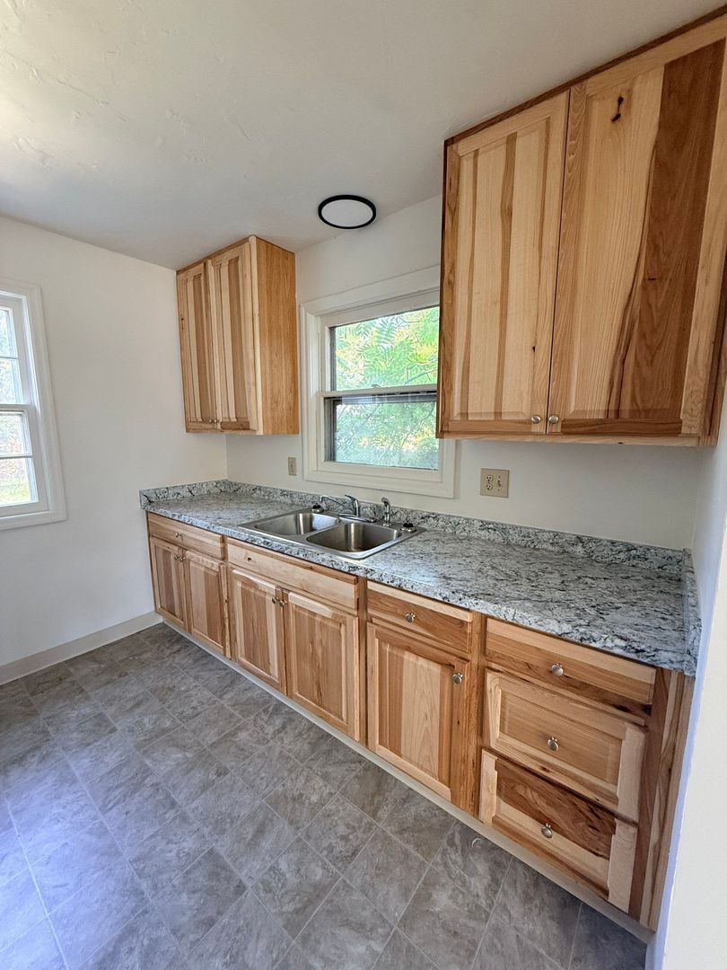 Eugene 2 Bed 1 Bath Single Family Home w/detached Garage, AVAILABLE NOW! property image