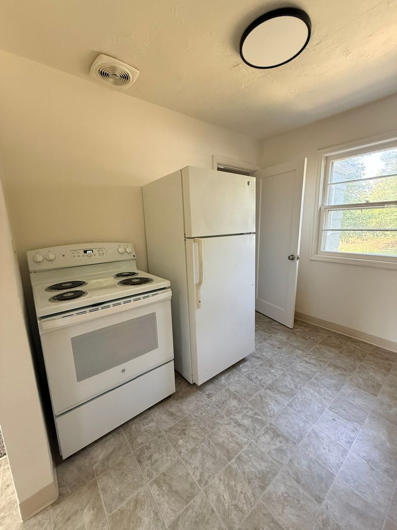 Eugene 2 Bed 1 Bath Single Family Home w/detached Garage, AVAILABLE NOW! property image