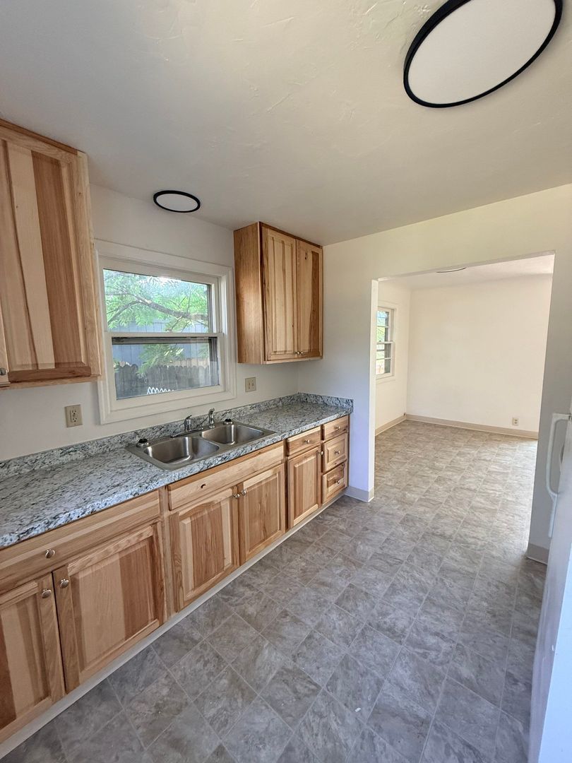 Eugene 2 Bed 1 Bath Single Family Home w/detached Garage, AVAILABLE NOW! property image