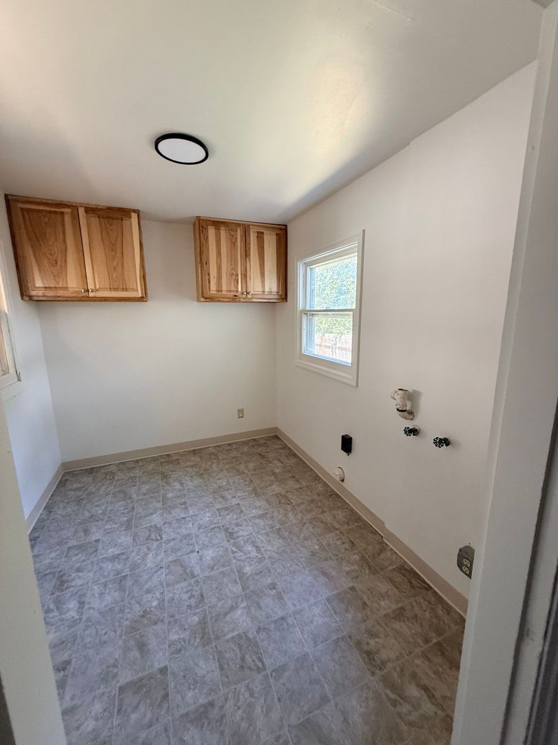 Eugene 2 Bed 1 Bath Single Family Home w/detached Garage, AVAILABLE NOW! property image
