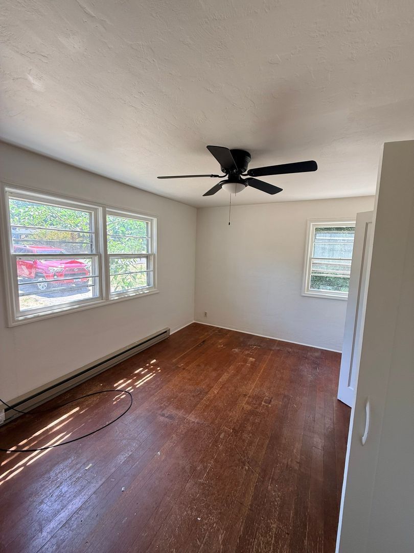 Eugene 2 Bed 1 Bath Single Family Home w/detached Garage, AVAILABLE NOW! property image