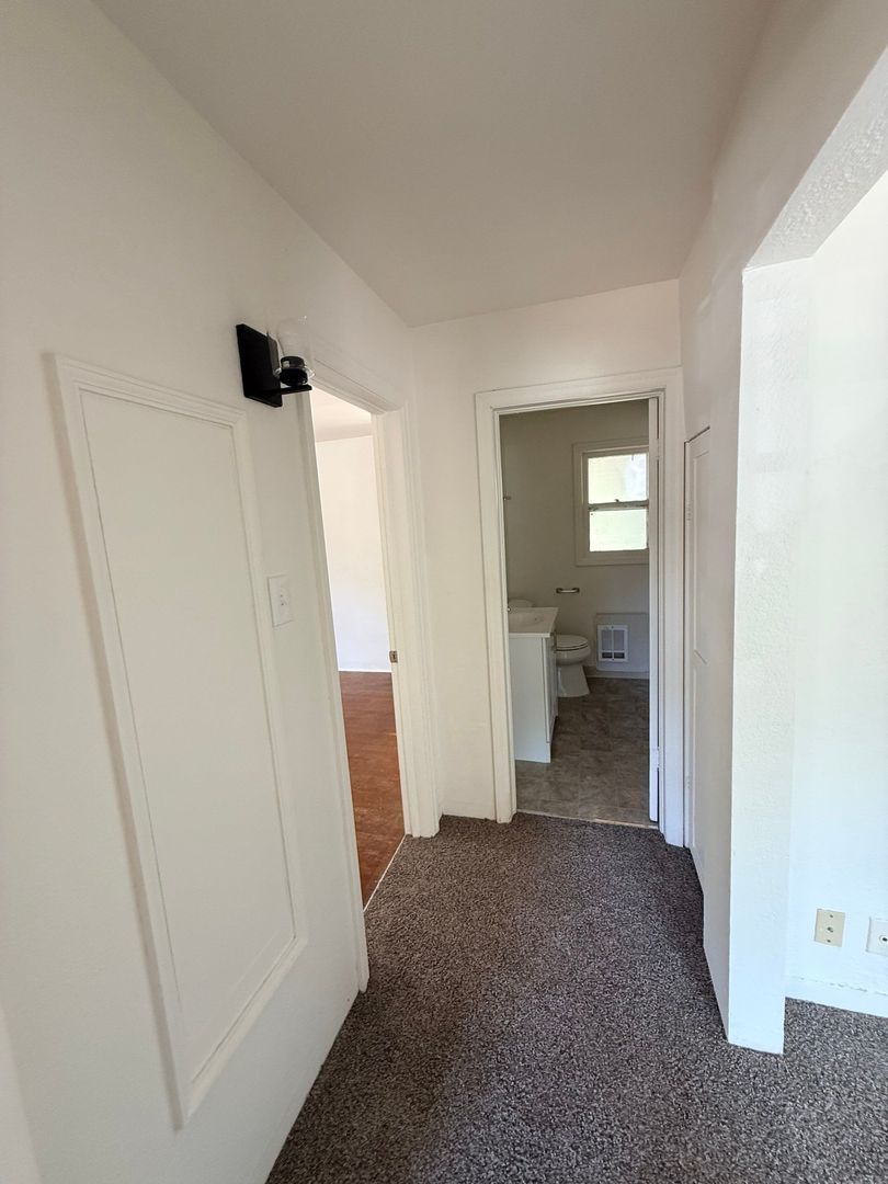 Eugene 2 Bed 1 Bath Single Family Home w/detached Garage, AVAILABLE NOW! property image