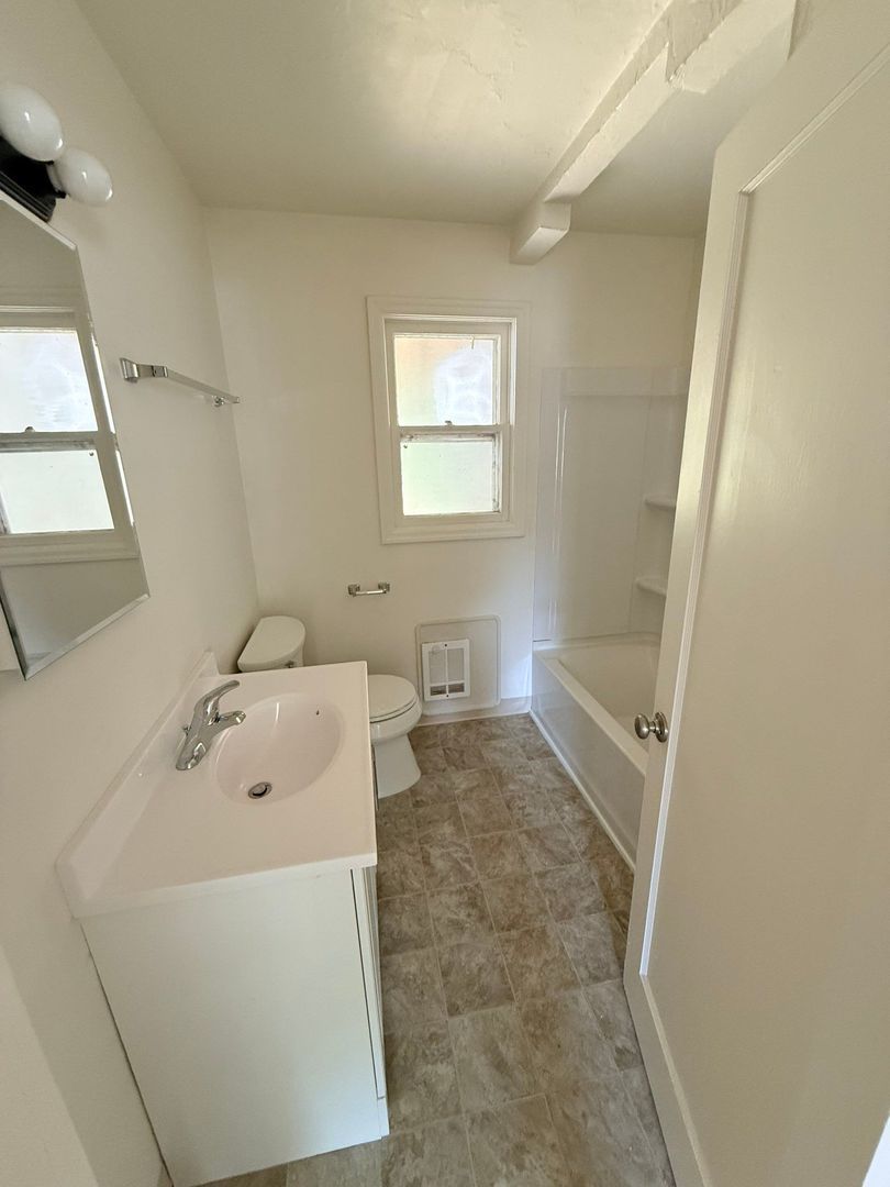 Eugene 2 Bed 1 Bath Single Family Home w/detached Garage, AVAILABLE NOW! property image