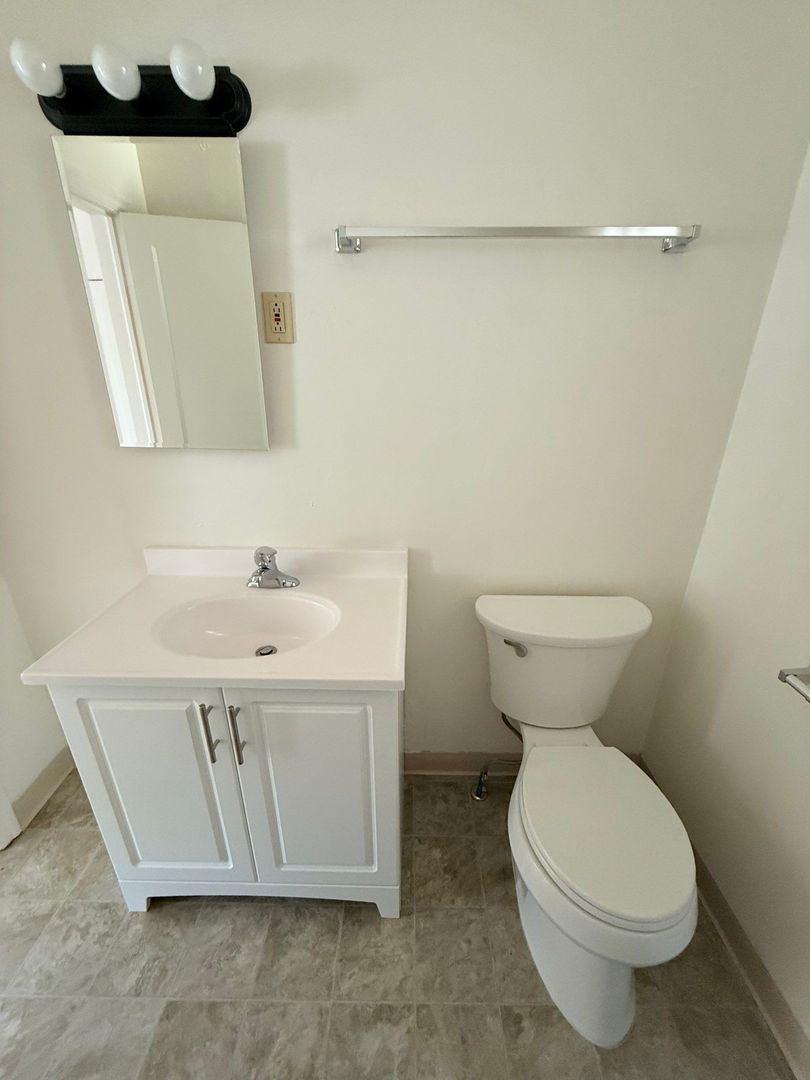 Eugene 2 Bed 1 Bath Single Family Home w/detached Garage, AVAILABLE NOW! property image