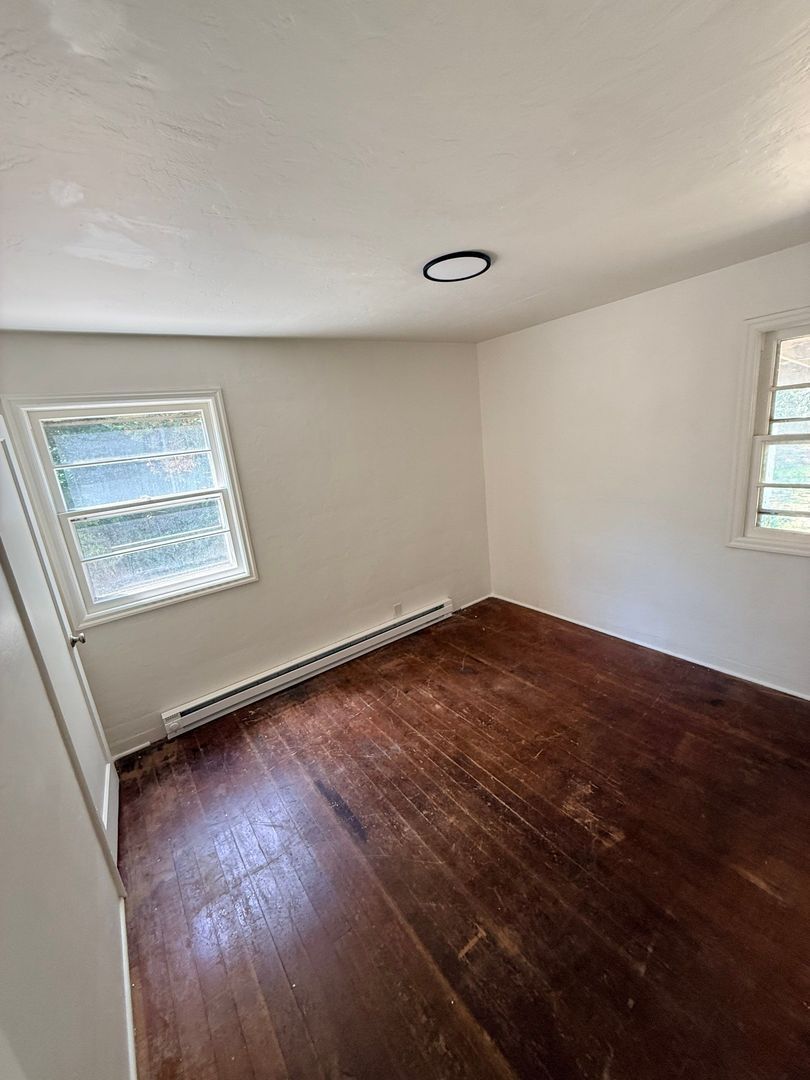 Eugene 2 Bed 1 Bath Single Family Home w/detached Garage, AVAILABLE NOW! property image