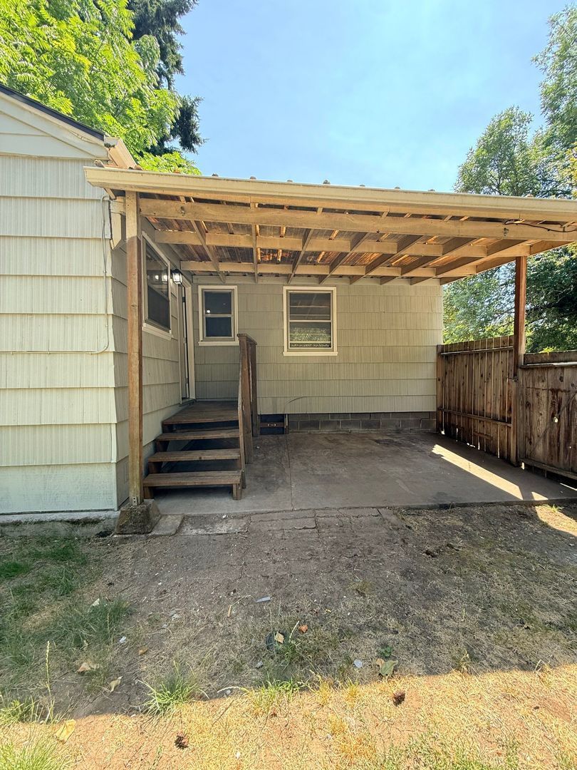 Eugene 2 Bed 1 Bath Single Family Home w/detached Garage, AVAILABLE NOW! property image