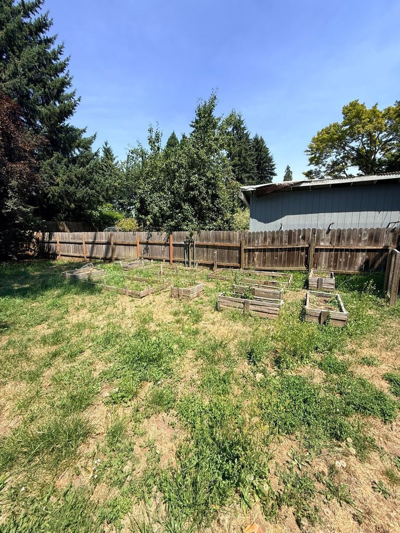 Eugene 2 Bed 1 Bath Single Family Home w/detached Garage, AVAILABLE NOW! property image
