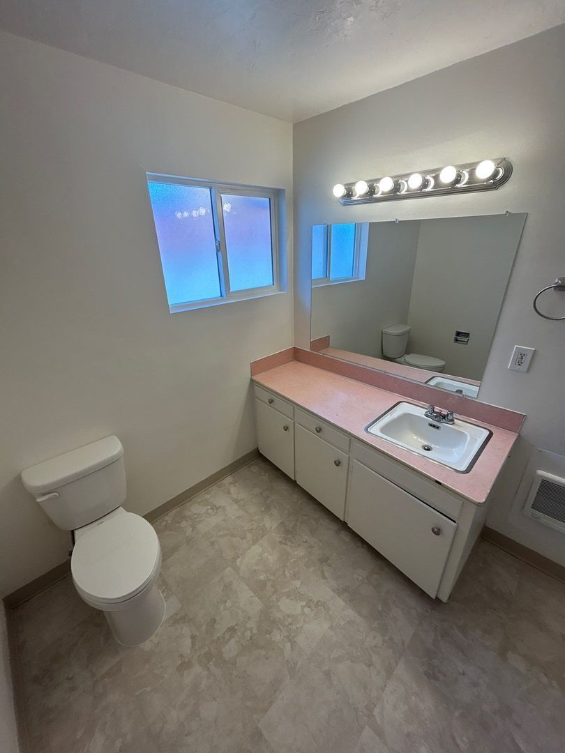 Spacious NE Salem 1 Bed, 1 Bath, Apartment, AVAILABLE NOW! property image