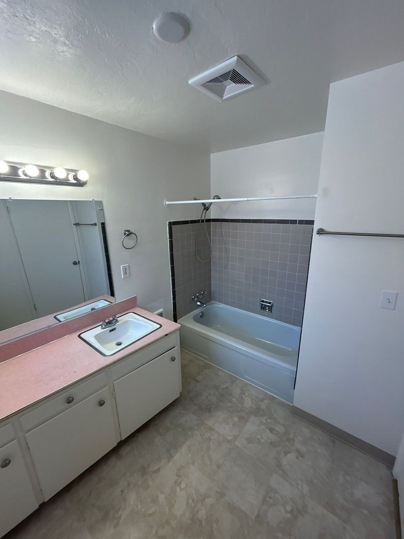 Spacious NE Salem 1 Bed, 1 Bath, Apartment, AVAILABLE NOW! property image
