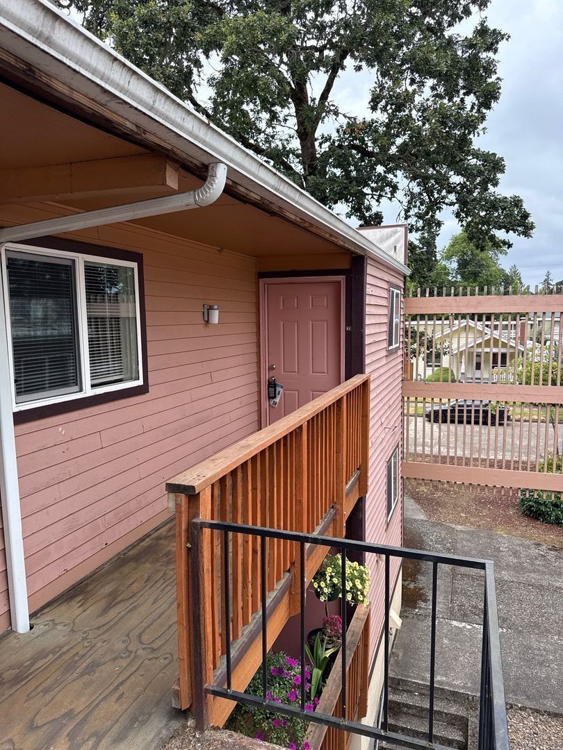 SE Salem 2/1 Apartment, Close to Downtown, W/S/G Paid, AVAILABLE NOW! property image