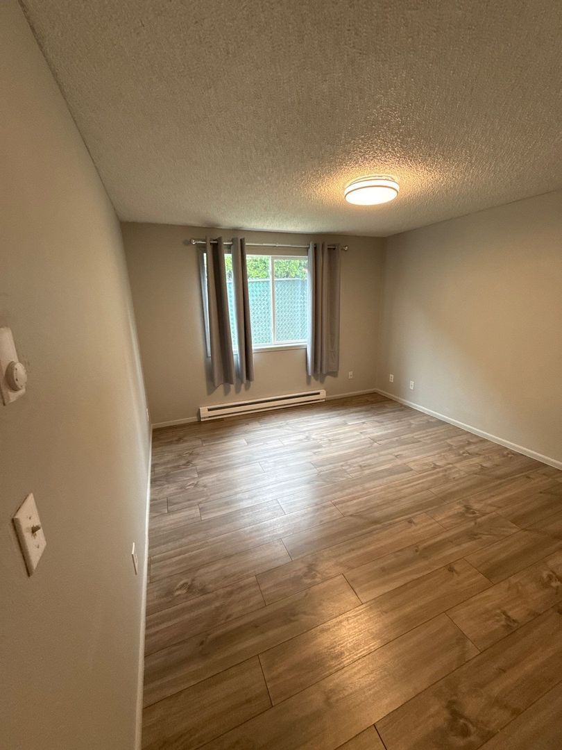 SE Salem, 1 Bed, 1 Bath, 2nd Floor Apartment, W/S/G Paid, AVAILABLE NOW! property image