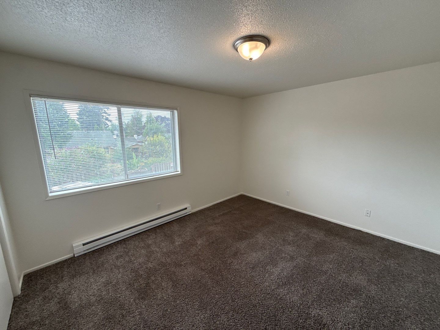 $1595 First 3 Months, NE Salem 3 Bed, 1 Bath, 2nd Floor Apartment, Pet's are Welcome, AVAILABLE NOW! property image