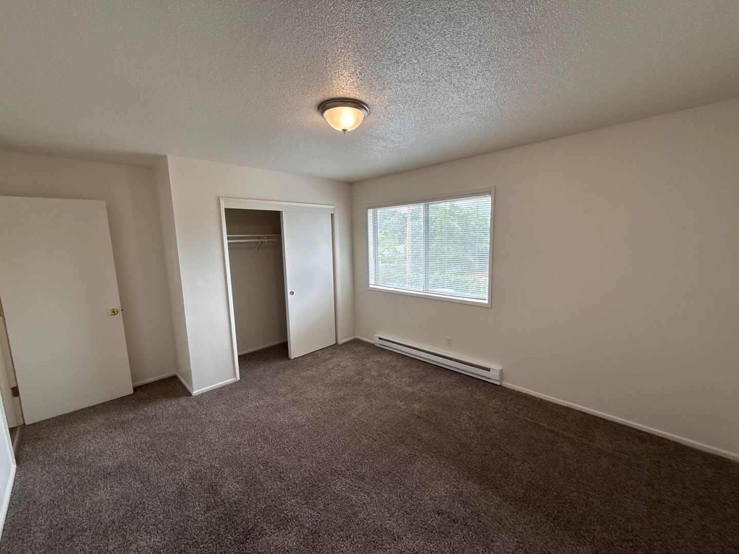 $1595 First 3 Months, NE Salem 3 Bed, 1 Bath, 2nd Floor Apartment, Pet's are Welcome, AVAILABLE NOW! property image
