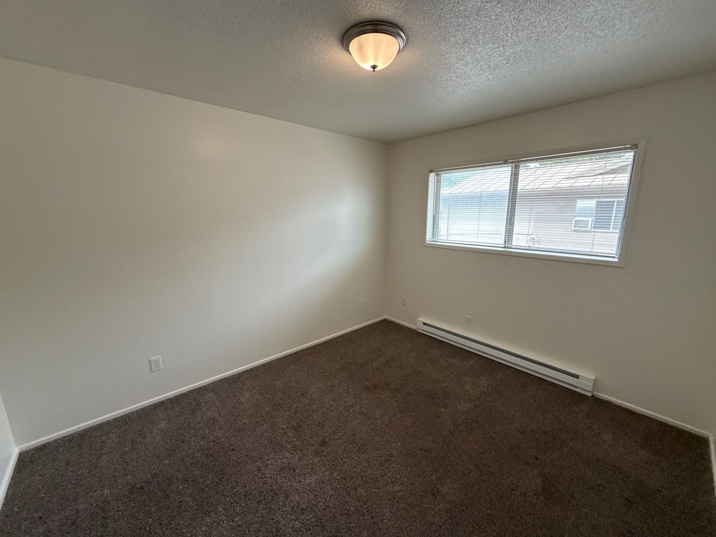 $1595 First 3 Months, NE Salem 3 Bed, 1 Bath, 2nd Floor Apartment, Pet's are Welcome, AVAILABLE NOW! property image