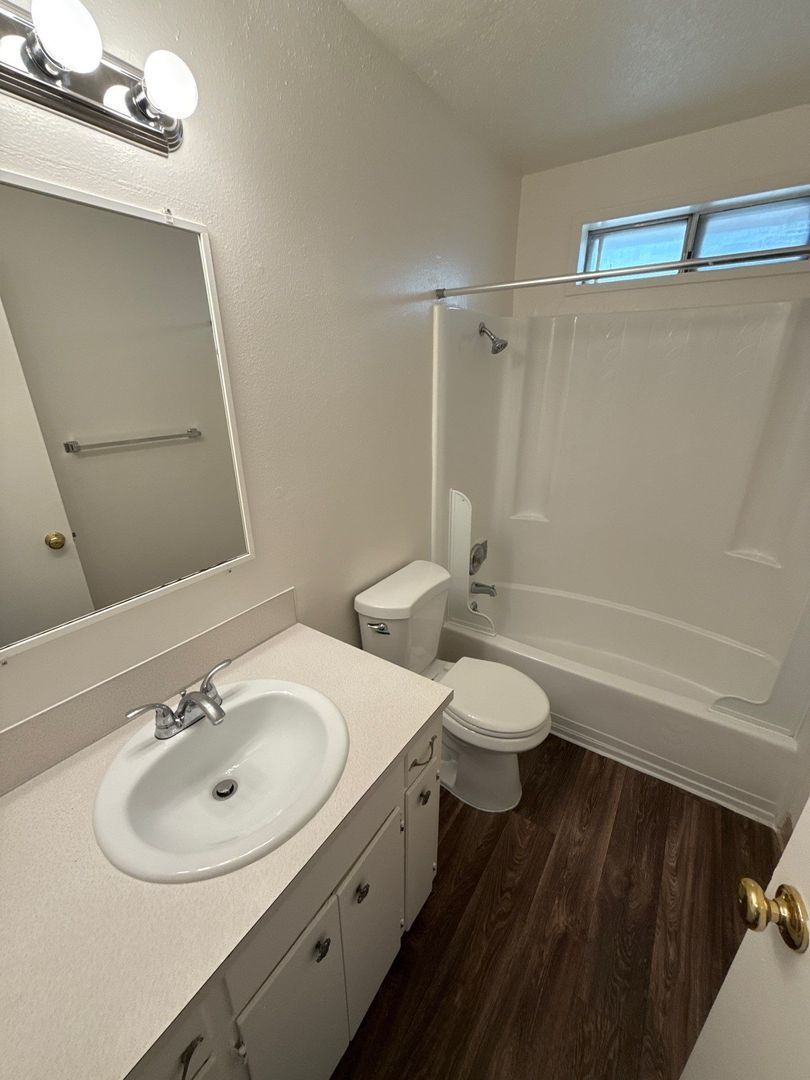 $1595 First 3 Months, NE Salem 3 Bed, 1 Bath, 2nd Floor Apartment, Pet's are Welcome, AVAILABLE NOW! property image
